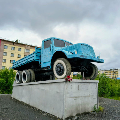 002_susuman_pomnik-t-111