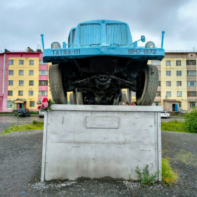 02_susuman_pomnik-t111